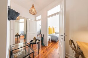 3 quartos, escrivaninha, ferros/tábuas de passar roupa, berço de viagem