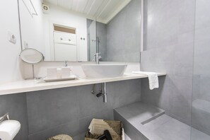 Dusche, kostenlose Toilettenartikel, Haartrockner, HandtĂŒcher