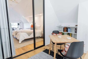 2 bedrooms, iron/ironing board, travel cot, free WiFi