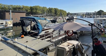 PARIS Maison insolite sur la Seine a 15 minute des Invalides de PARIS,