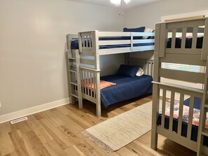 3 habitaciones, tabla de planchar con plancha, wifi y ropa de cama