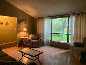 Smart TV, fireplace - Cozy house in the quiet beach town of Bright's Grove.   (Sarnia)