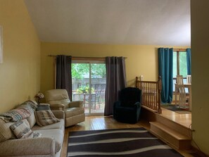 Smart TV, fireplace - Cozy house in the quiet beach town of Bright's Grove.   (Sarnia)