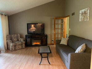 Smart TV, fireplace - Cozy house in the quiet beach town of Bright's Grove.   (Sarnia)