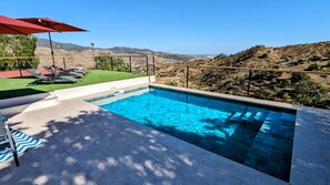 Piscine extérieure (ouverte en saison), parasols de plage
