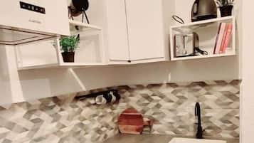 Een koelkast, een microgolfoven, een oven, een kookplaat