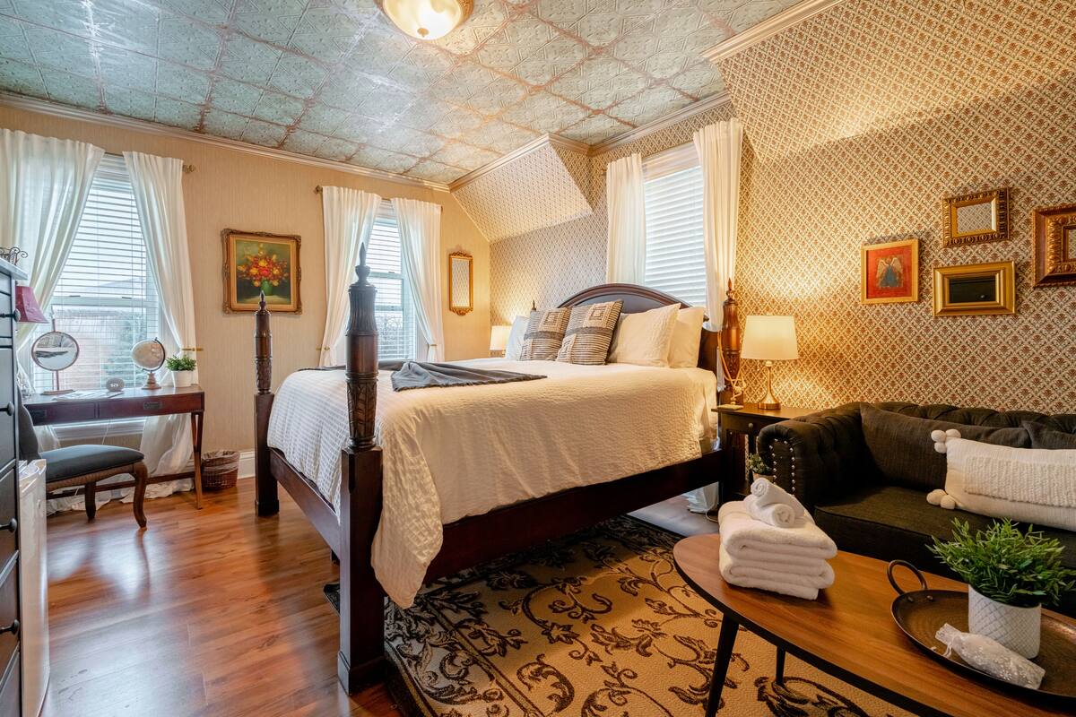 Premium-Zimmer, 1 King-Bett, eigenes Bad | 1 Schlafzimmer, hochwertige Bettwaren, Pillowtop-Betten