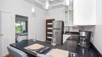 Kjøleskap, mikrobølgeovn, ovn og kokeplater