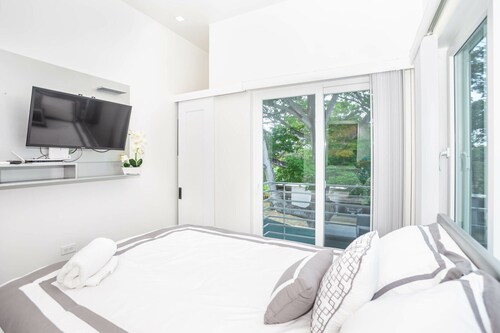 New modern condo 3 minute walk to West Bay Beach