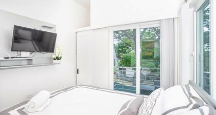 New modern condo 3 minute walk to West Bay Beach