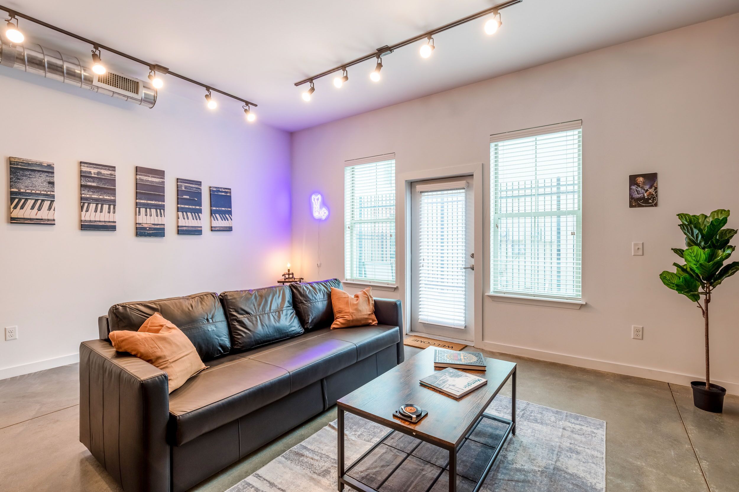 Musician's KING SUITE downtown with POOL & GYM