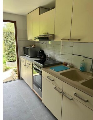 Kjøleskap, mikrobølgeovn, ovn og kokeplater