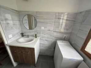 Douche, bidet, serviettes fournies, savon