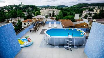 Außenpool (je nach Saison geöffnet), Liegestühle