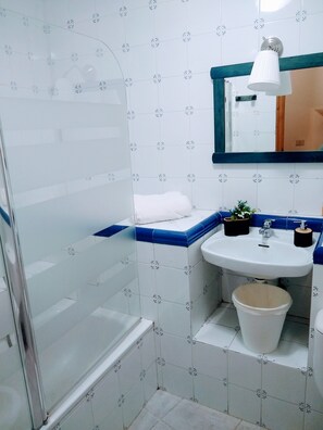 Apartemen Grand | Kamar mandi | Sabun, sampo,  dan tisu toilet