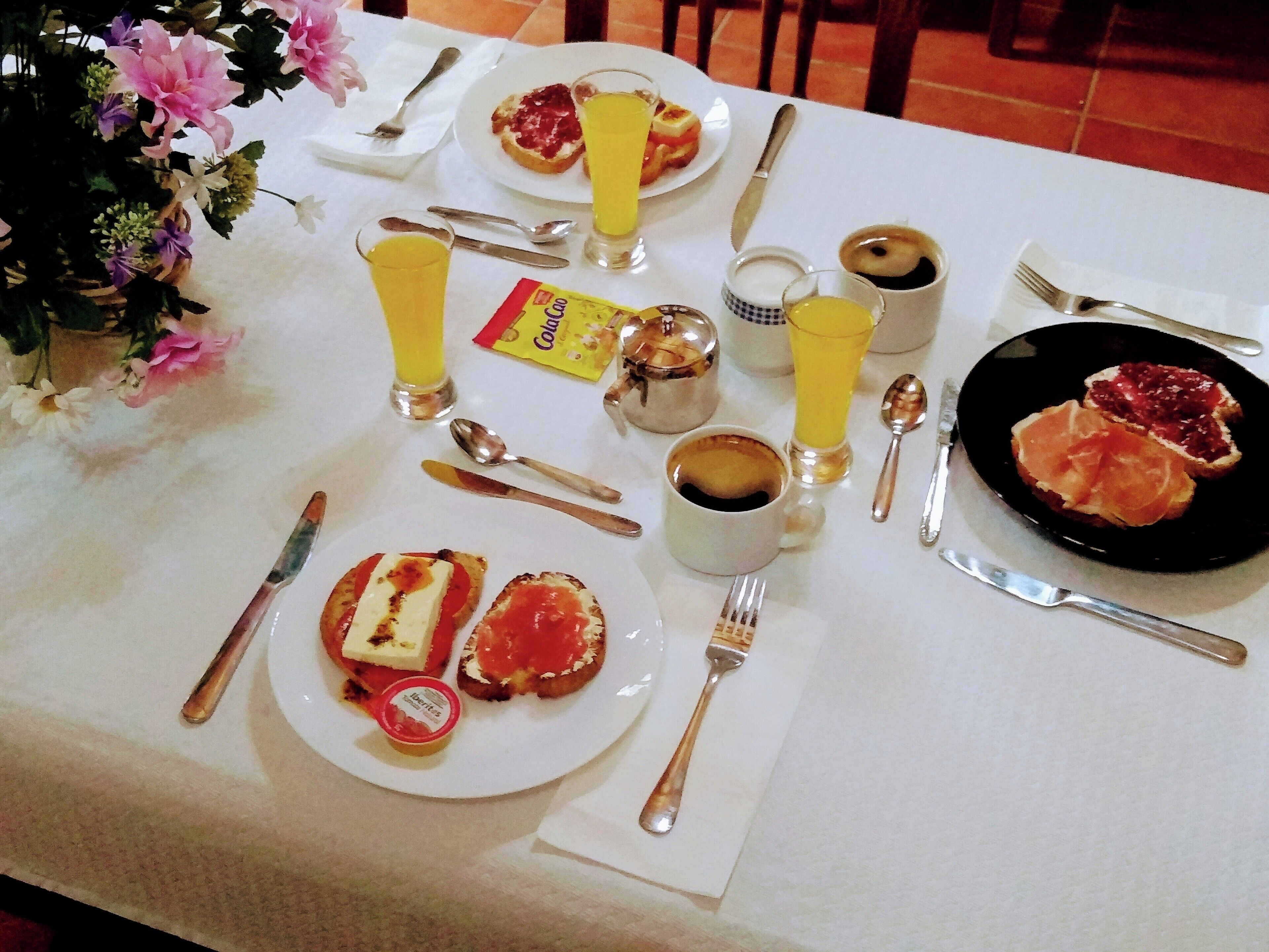 Petit déjeuner composé de spécialités régionales (10 EUR par personne)