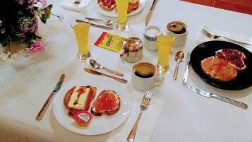 Petit déjeuner composé de spécialités régionales (10 EUR par personne)