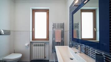 SĂšche-cheveux, serviettes fournies, savon, papier toilette