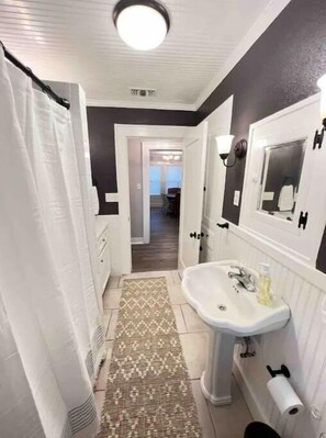 シャワー、ヘアドライヤー、タオル、トイレットペーパー