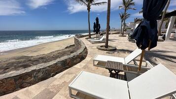 Chaises longues, serviettes de plage