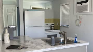 Een koelkast, een magnetron, een oven, een kookplaat