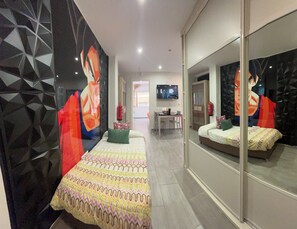 2 slaapkamers, een strijkplank/strijkijzer, wifi, beddengoed