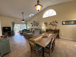 Smart TV, ping pong, books - Resort style living.  Pet friendly!  (Palm Harbor)