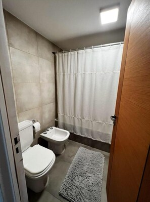 Regadera, bidet, toallas, jabón 