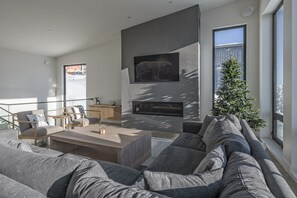 Smart TV, fireplace, offices - Brand new house with 2 private hot tubs, laundry, gear room and suite (Silver Star Mountain)