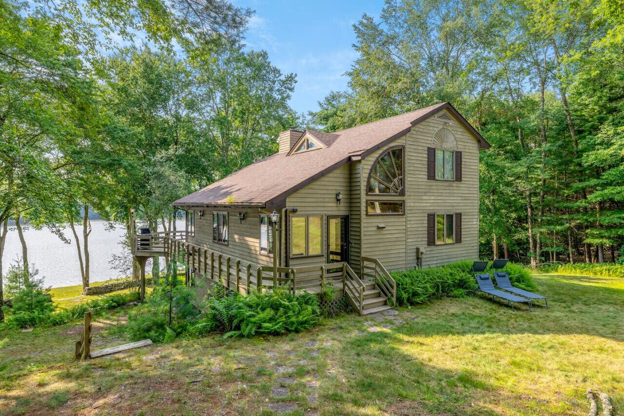 Lakefront Home - Hot Tub, Fire Place, Sleeps 12