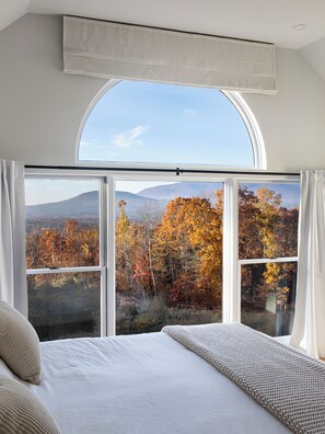 4 bedrooms, desk, travel cot, free WiFi - Luxury Escape with Panoramic Mountains Views (Leeds)