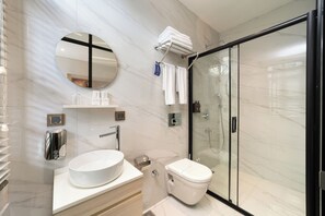 ห้องสแตนดาร์ด, เตียงใหญ่ 1 เตียง, ปลอดบุหรี่ | ห้องน้ำ | ไดร์เป่าผม, รองเท้าสวมภายในห้อง, ผ้าเช็ดตัว, สบู่