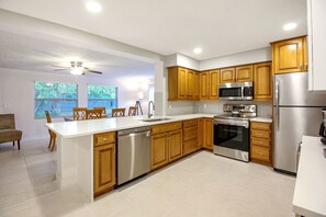 Fridge, microwave, oven, stovetop - Spacious 4BR Home Near Indian Rocks Beach (Pinellas County)