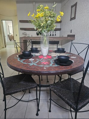 Dining - Fast Wifi•Private Apto•Street Entry•Garden•CableTV (San Pedro Tlaquepaque)