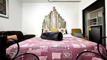 1 bedroom, desk, iron/ironing board, WiFi
