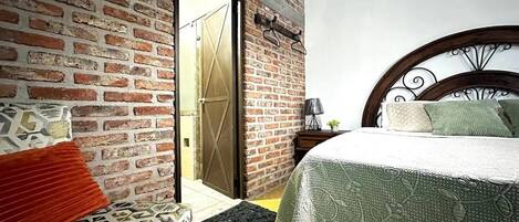 1 habitación, escritorio, tabla de planchar con plancha y wifi