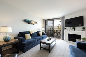 コンドミニアム ベッド (複数台) バルコニー ガーデンビュー (C313 Aqua Oasis) | リビング エリア | 暖炉