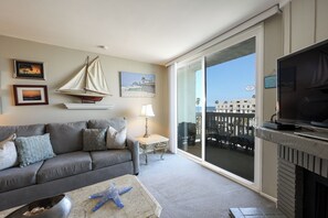 Condo, várias camas, acesso à piscina, vista para o oceano (A323) | Área de estar | Lareira