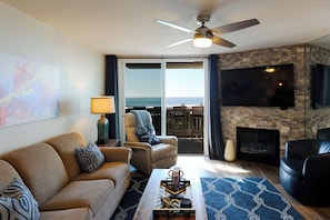 Huoneisto, useita sänkyjä, pääsy uima-altaalle, valtamerinäköala (D112 Ocean Dream) | Oleskelualue | Takka