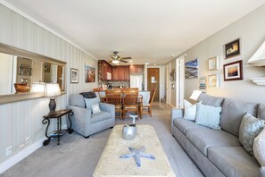 Apartment, Mehrere Betten, Poolzugang, Meerblick (A323) | Wohnbereich | 42-Zoll-Fernseher mit Kabelempfang, Kamin