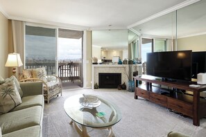 Condo, 1 cama King e sofá-cama, acesso à piscina, vista para o oceano (F211 ) | Área de estar | Lareira