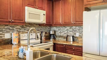 Apartamento, varias camas, acceso a la piscina, vistas al mar (A323) | Cocina privada | Cafetera o tetera