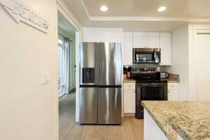 Condo, Multiple Beds, Balcony, Garden View (1025A Beachfront Retreat A) | Private kitchen | Coffee/tea maker, dining tables - Beachfront Retreat (Oceanside)