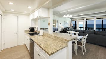 公寓式客房, 多张床, 阳台, 花园景观 (1025A Beachfront Retreat A) | 私人厨房