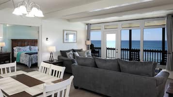 Apartment, Mehrere Betten, Balkon, Gartenblick (1025A Beachfront Retreat A) | Wohnbereich