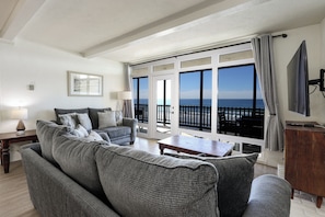 Apartment, Mehrere Betten, Balkon, Meerblick (1025B) | Wohnbereich