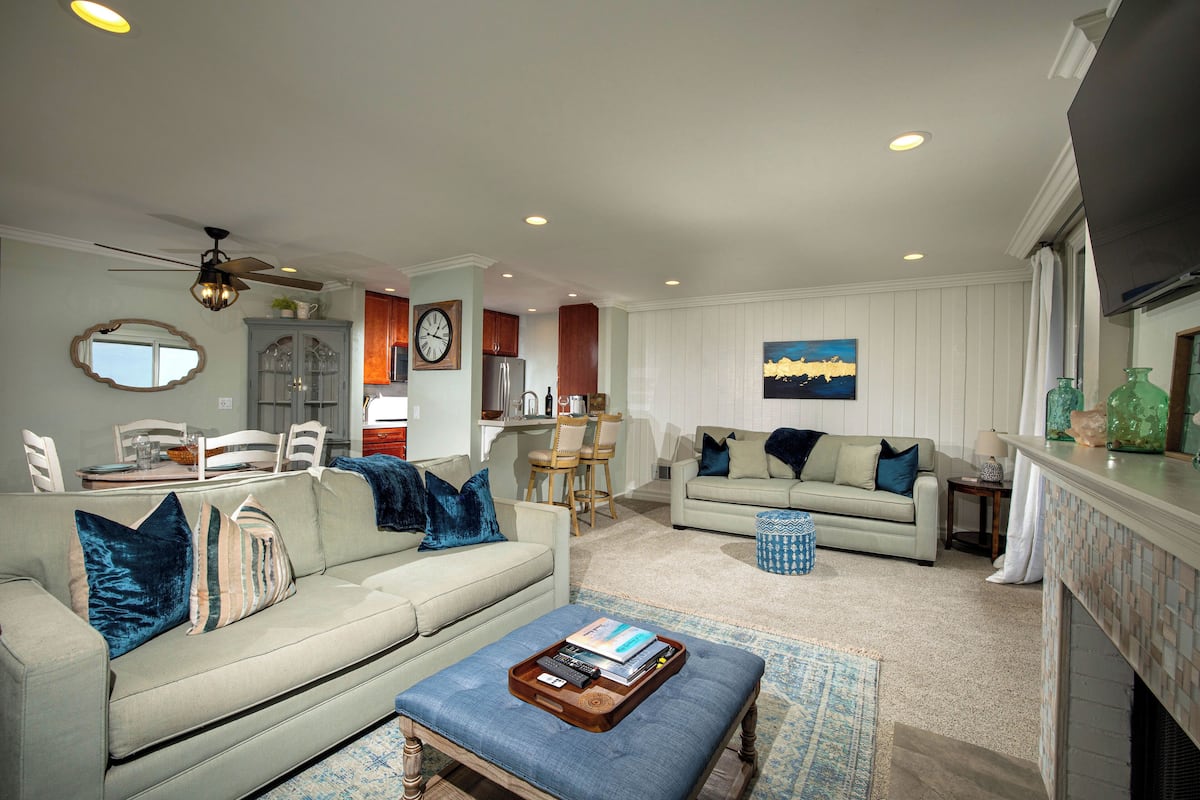 Condo, 1 King Bed with Sofa bed, Pool Access, Ocean View (E6) | Living area