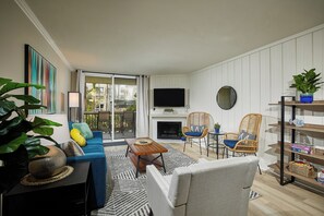 Condo, 1 cama King e sofá-cama, acesso à piscina, vista para o oceano (D107) | Área de estar