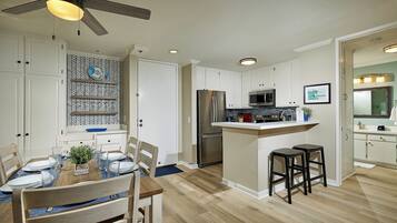 Condo, 1 cama King size y sofá cama, acceso a la alberca, vista al océano (D107) | Restaurantes