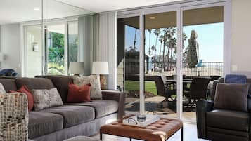 Condo, várias camas, acesso à piscina, vista para o oceano (D13) | Área de estar